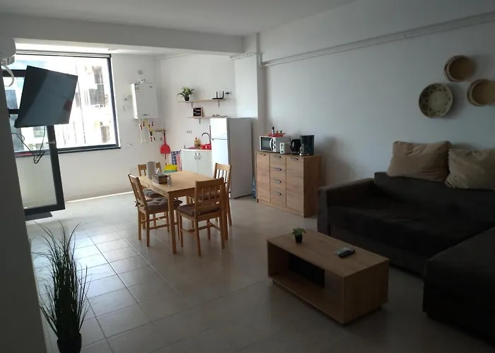 Lucia, La 10 M De Plaja, Superba Spre Mare